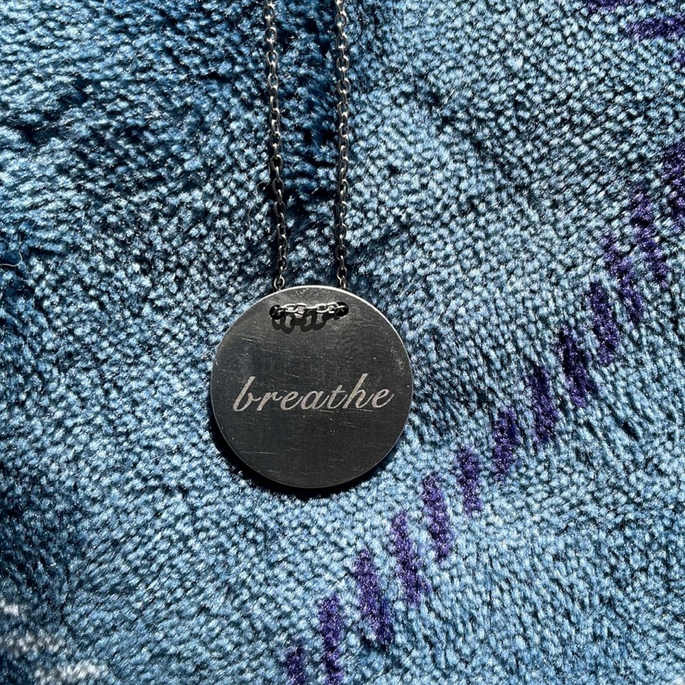 Silver disc necklace “breathe”